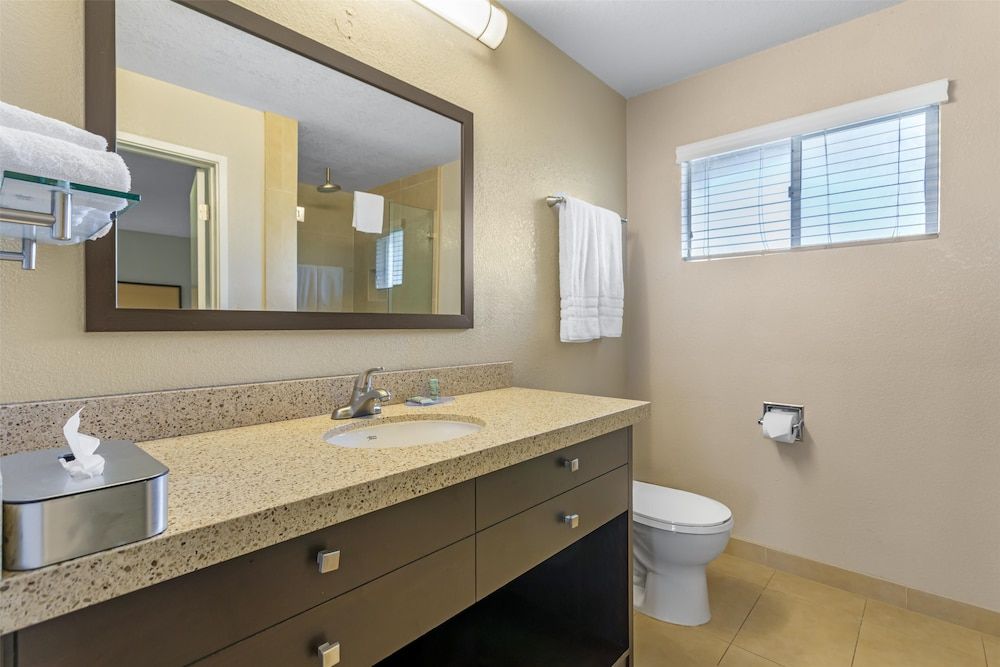 Best Western Petaluma Inn Standard Room, Multiple Beds, Non Smoking, Microwave (Oversized Room) 2
