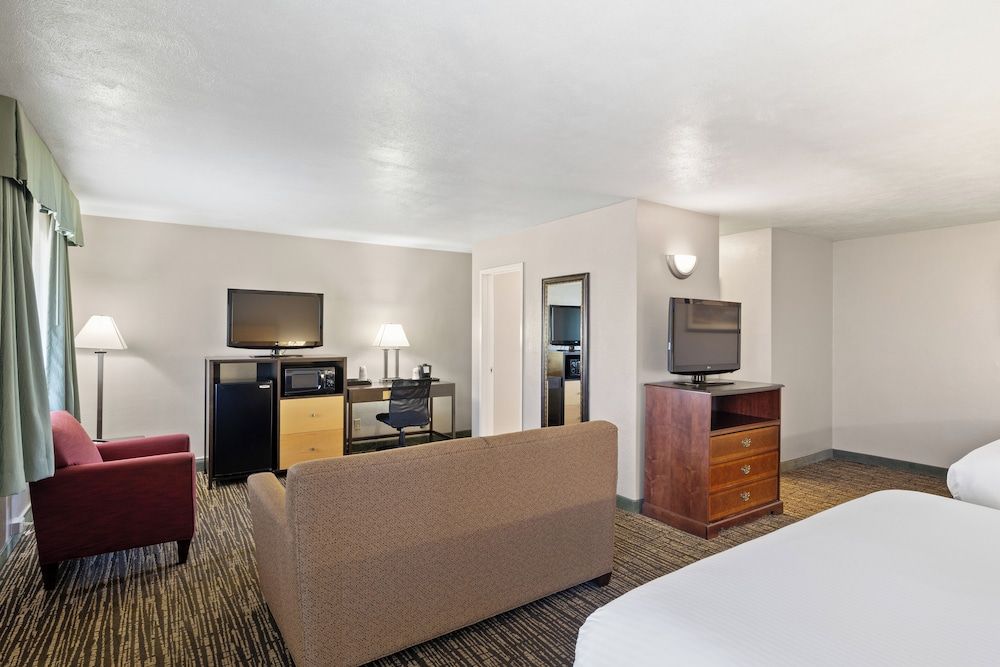 Best Western Petaluma Inn Suite, 2 Queen Beds, Non Smoking, Kitchen (Separate Living Room) 2