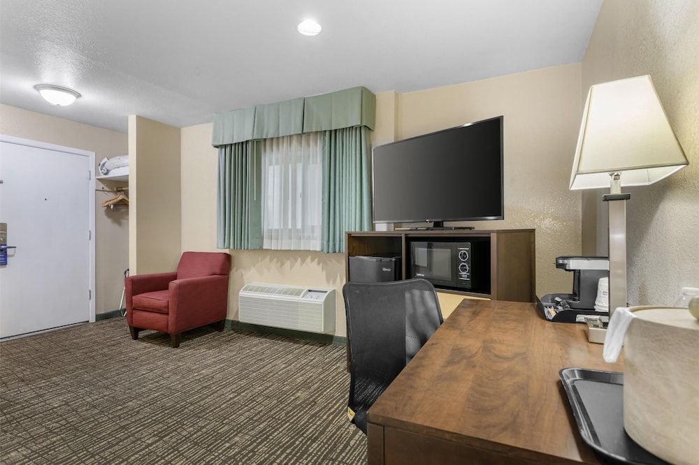 Best Western Petaluma Inn Standard Room, 1 Queen Bed, Non Smoking, Microwave 4