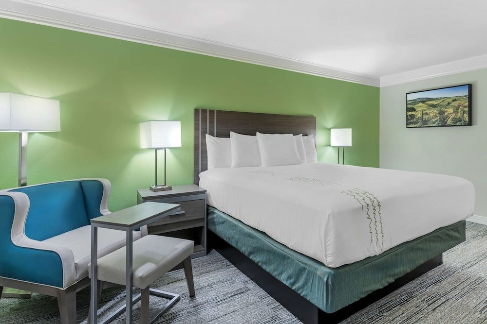 Standard Room, 1 Queen Bed, Non Smoking, Refrigerator & Microwave