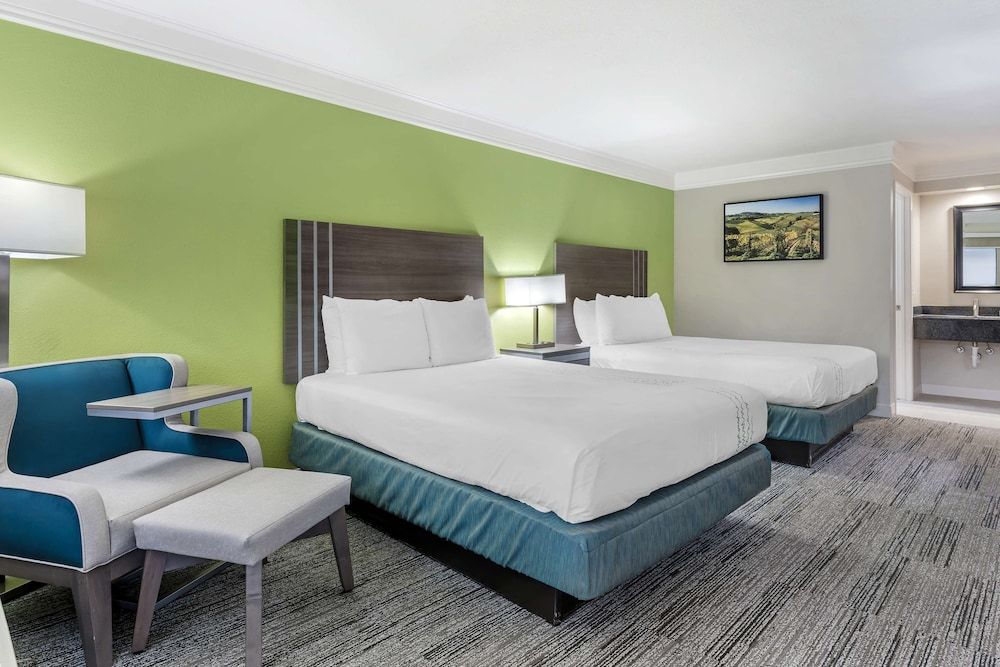 Standard Room, 2 Queen Beds, Accessible, Bathtub