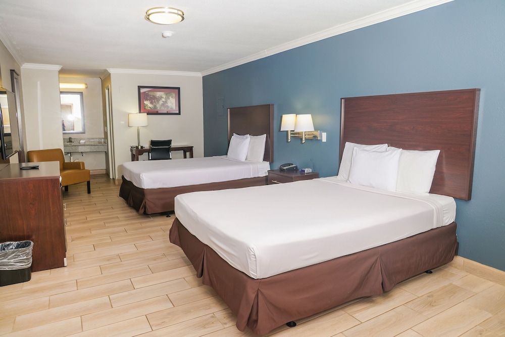 OYO Hotel McAllen Airport South Premium Room, 2 Queen Beds 6
