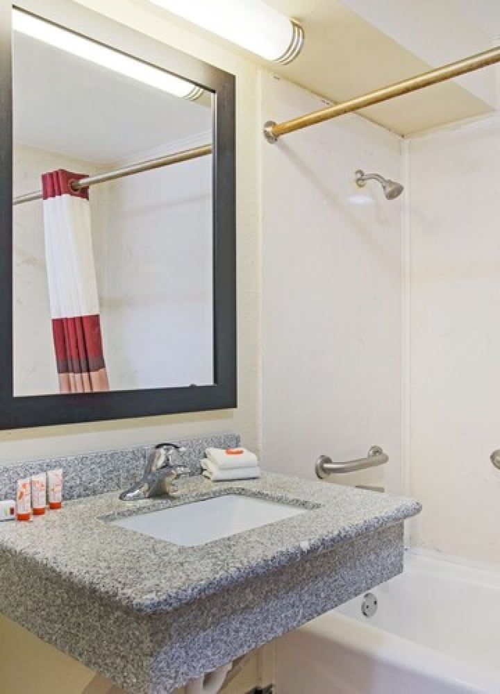 OYO Hotel McAllen Airport South Premium Room, 2 Queen Beds 7