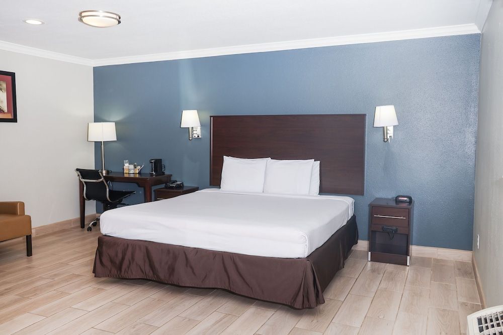 OYO Hotel McAllen Airport South Suite, 1 Bedroom 6