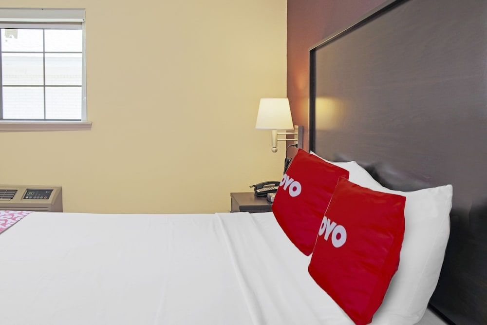 OYO Hotel McAllen Airport South Suite, 2 Bedrooms 3
