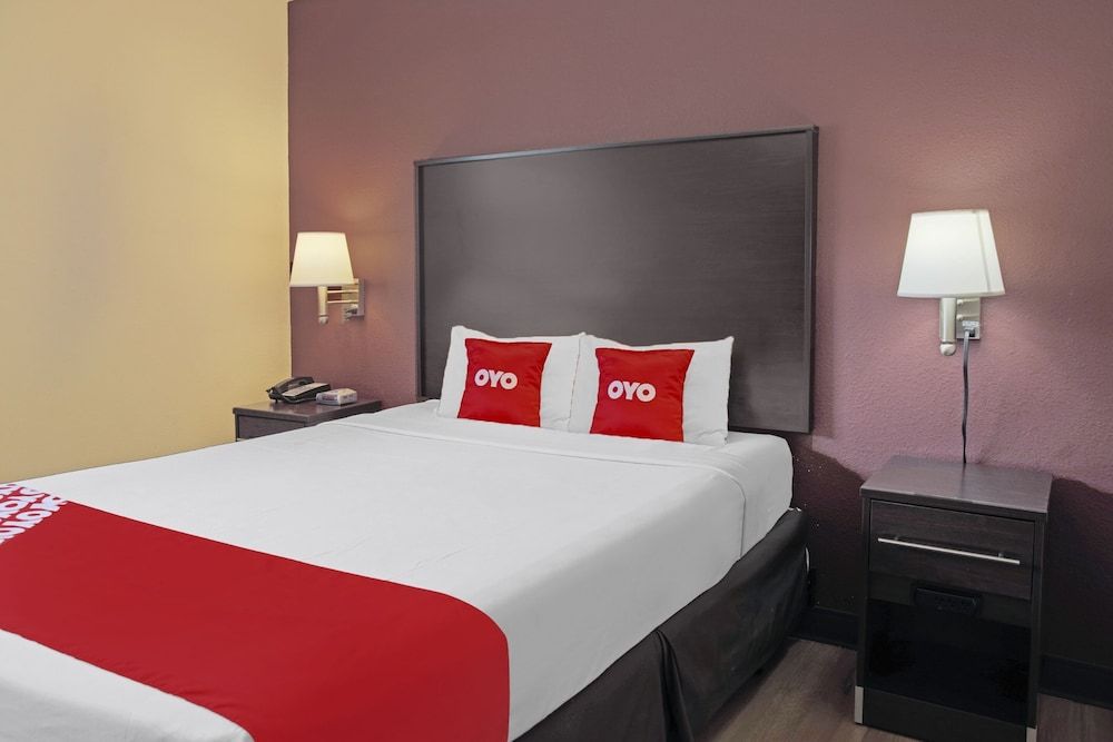 OYO Hotel McAllen Airport South Suite, 2 Bedrooms 4
