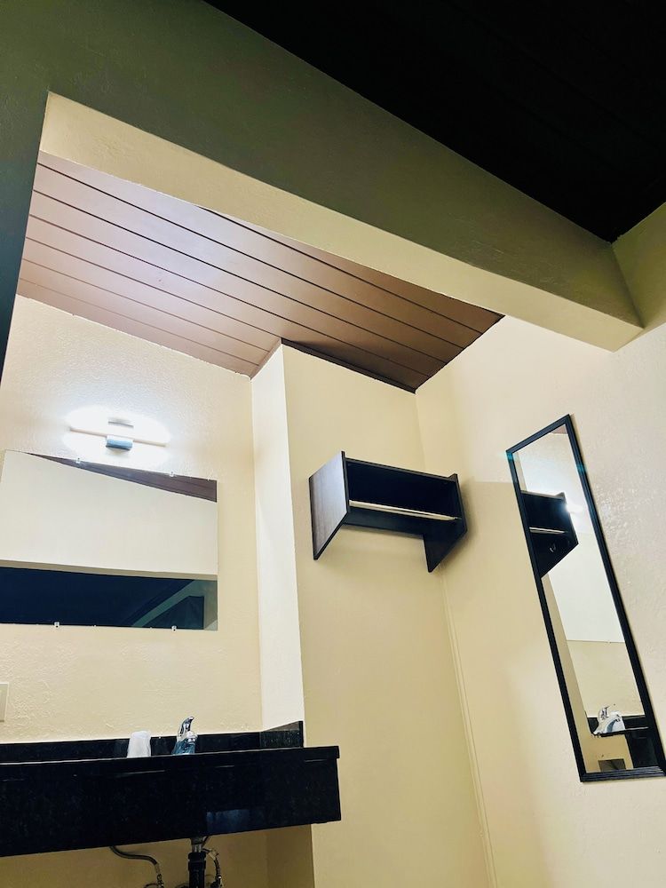 Del Aire Inn Standard Room, 1 King Bed 7