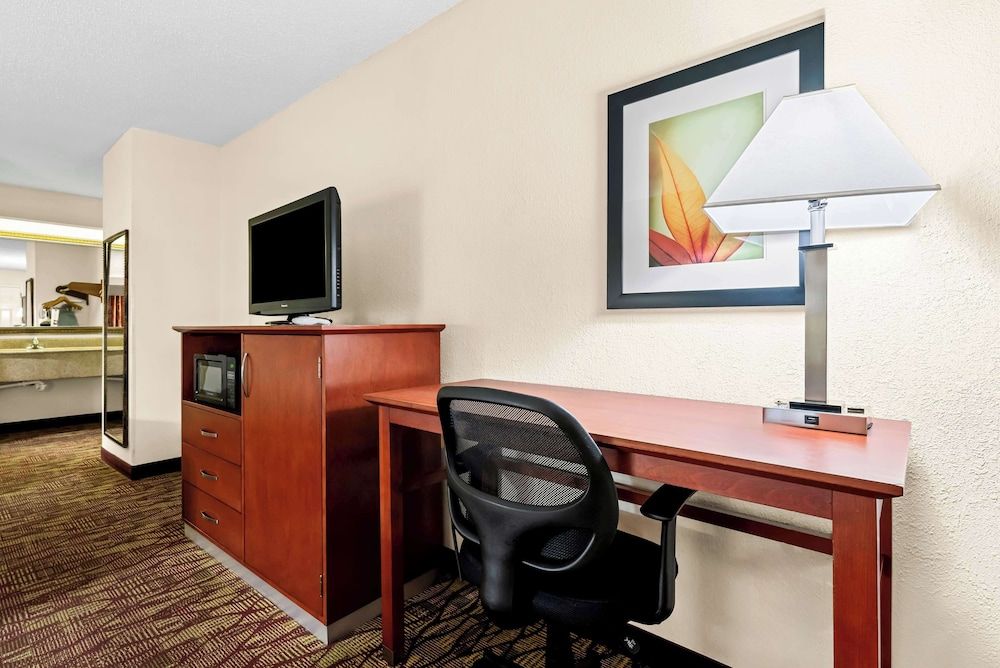 Best Western Inn Standard Room, 2 Queen Beds, Smoking, Refrigerator & Microwave 5