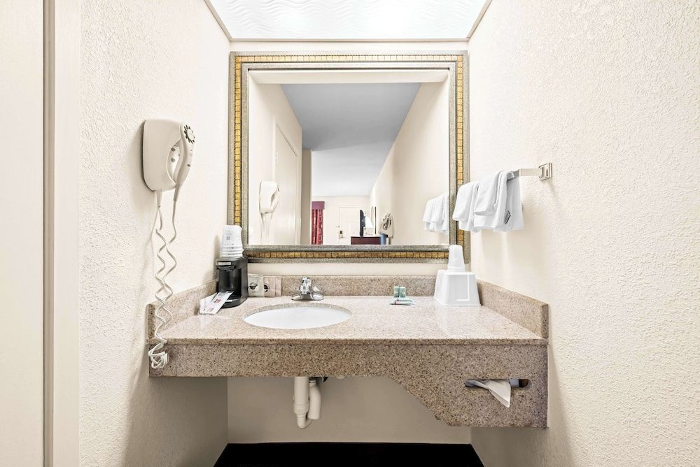 Best Western Inn Standard Room, 1 King Bed, Accessible, Non Smoking 3