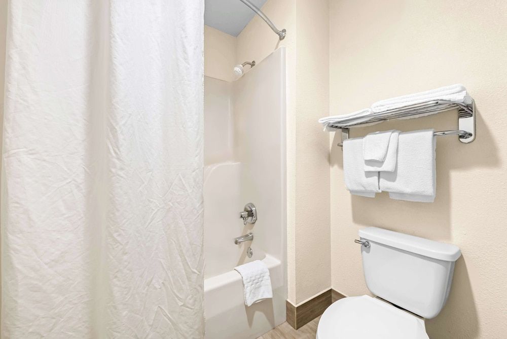 Best Western Inn Standard Room, 2 Queen Beds, Smoking, Refrigerator & Microwave 4