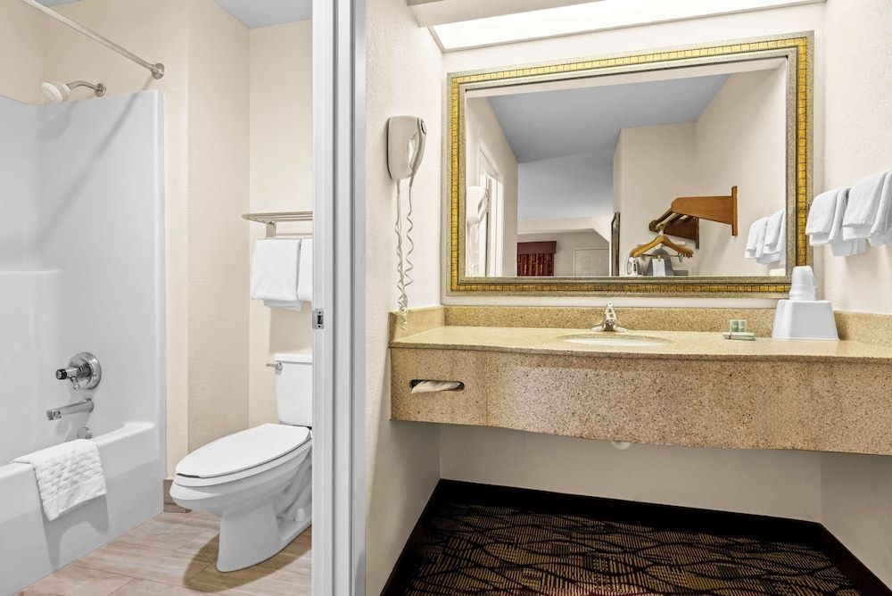 Best Western Inn Standard Room, 1 King Bed, Smoking, Refrigerator & Microwave 3