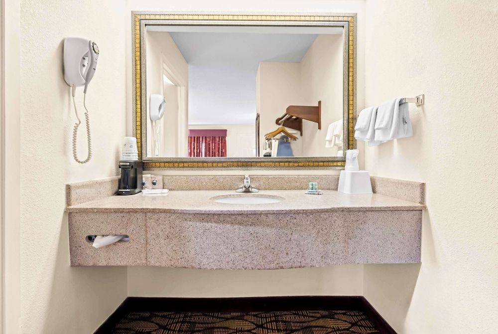 Best Western Inn Standard Room, 2 Queen Beds, Smoking, Refrigerator & Microwave 3