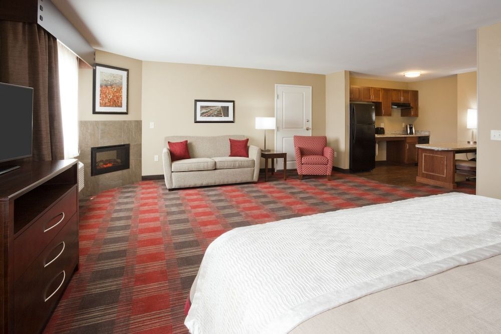 Gateway Park Hotel and Suites Studio Suite, 1 King Bed, Accessible