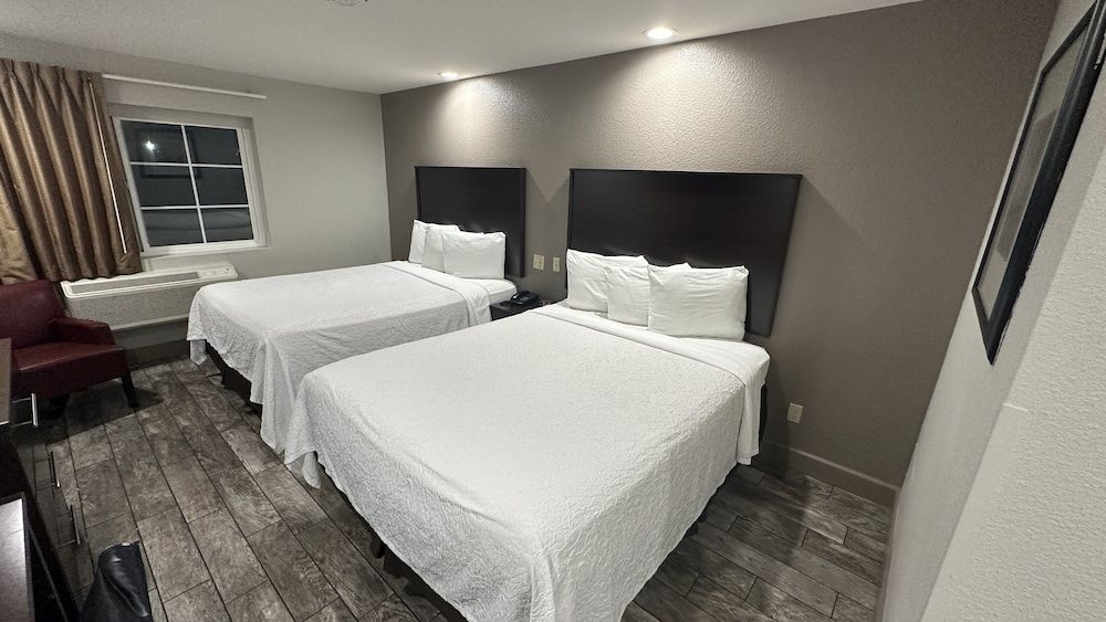 Standard Room, 2 Queen Beds (Smoke Free)