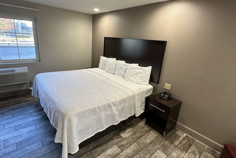 Standard Room, 1 King Bed (Smoke Free)