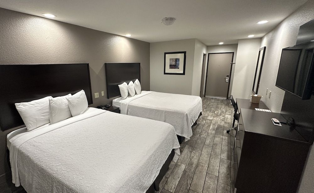 Standard Room, 2 Queen Beds (Smoke Free)