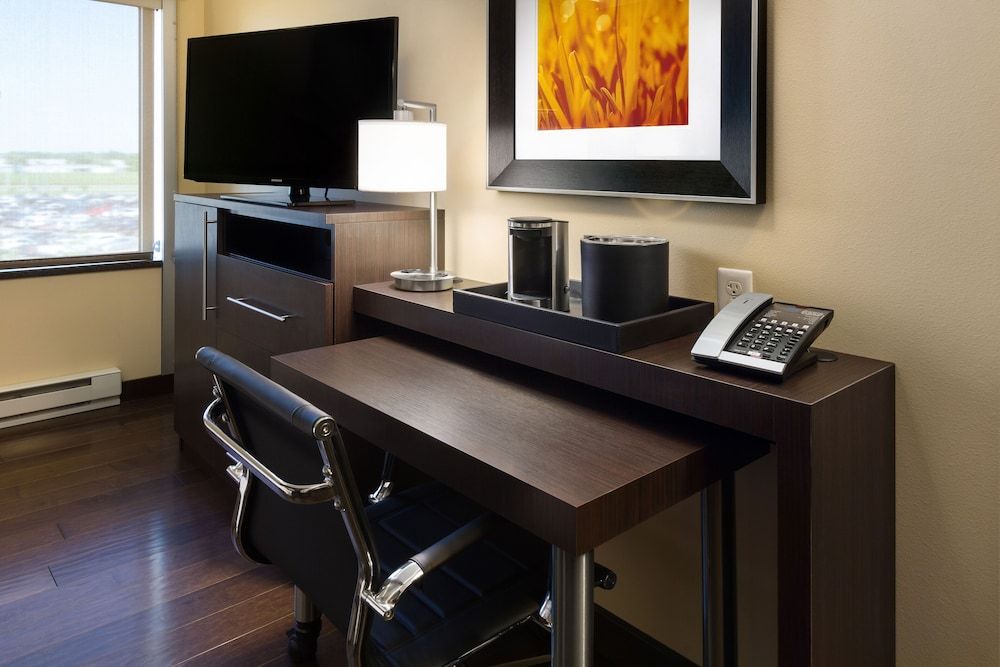 AeroStay Hotel Room, 1 Queen Bed (eco-ficient) 4