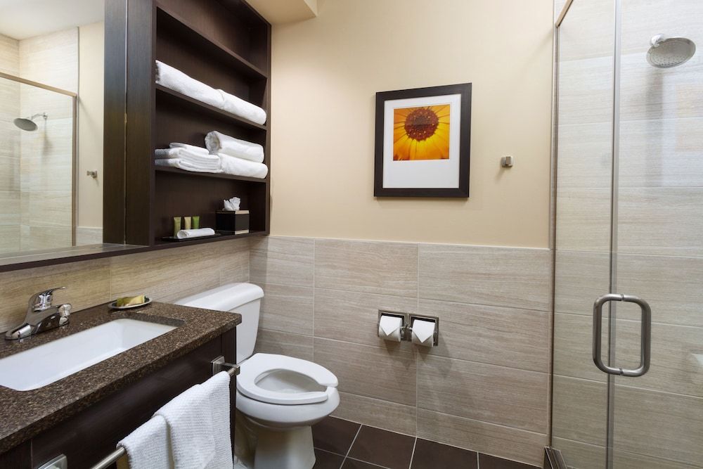 AeroStay Hotel Room, 1 Queen Bed (eco-ficient) 3