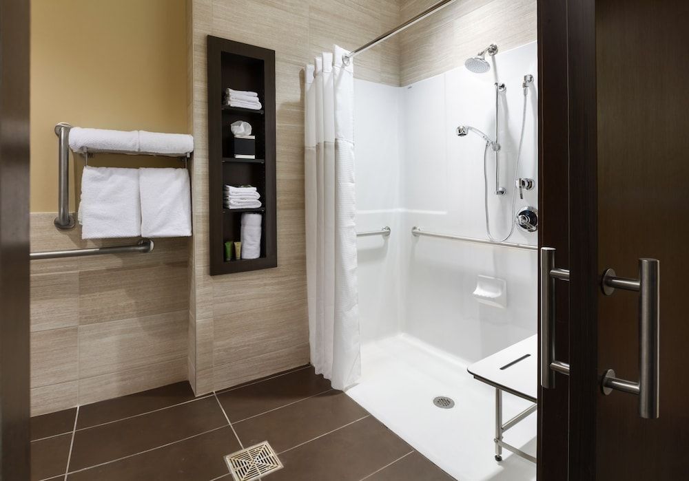 AeroStay Hotel Room, 2 Queen Beds, Accessible 4