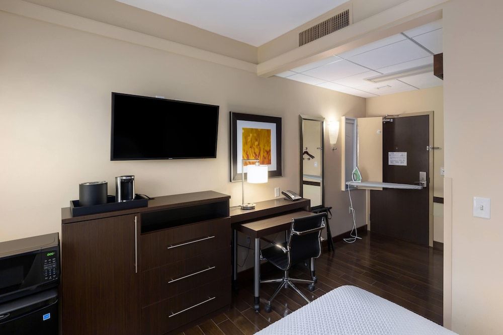 AeroStay Hotel Room, 1 Queen Bed (eco-ficient) 5