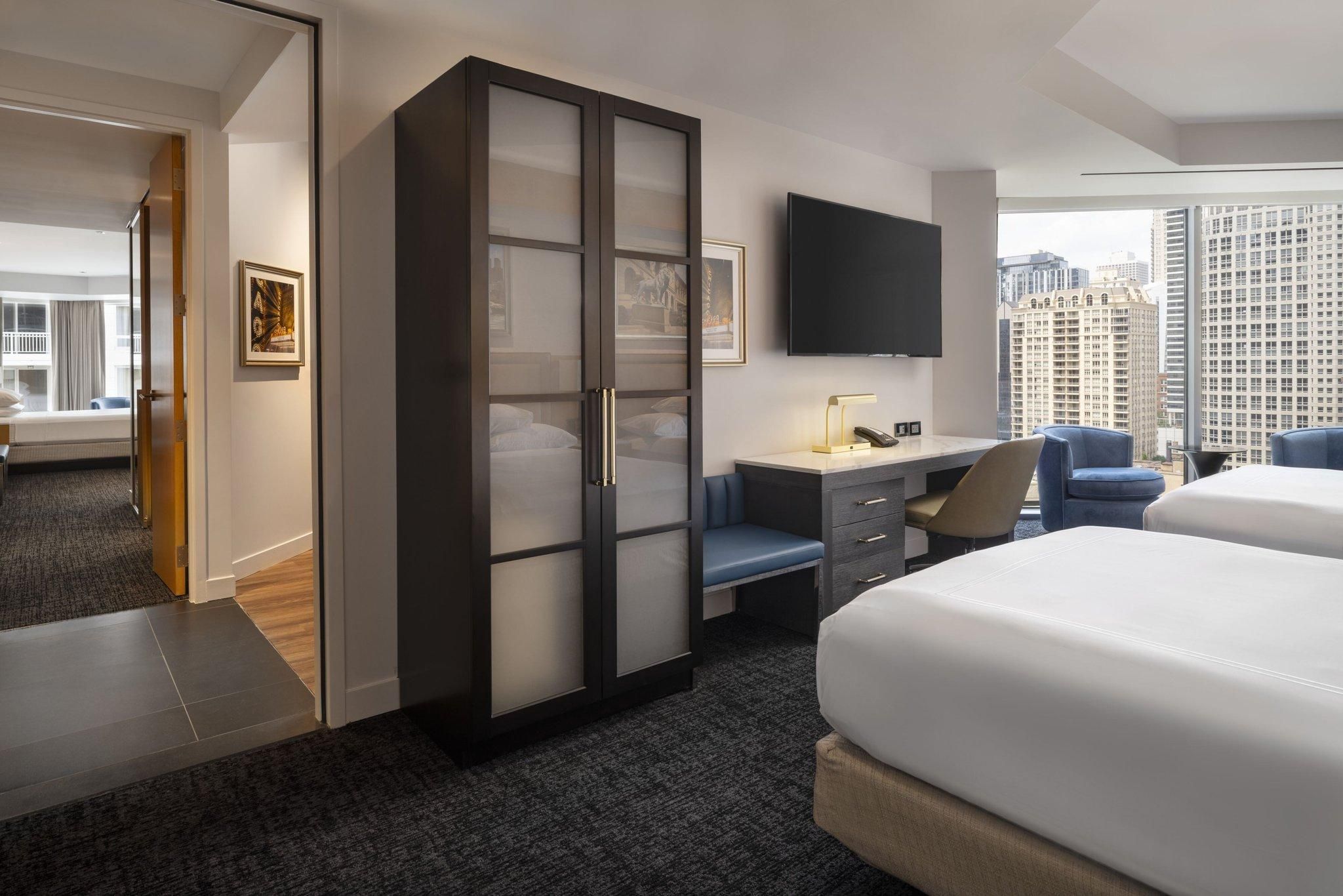 2 Bedroom Executive Suite, Bedroom 1: 1 King, Bedroom 2: 2 Queen