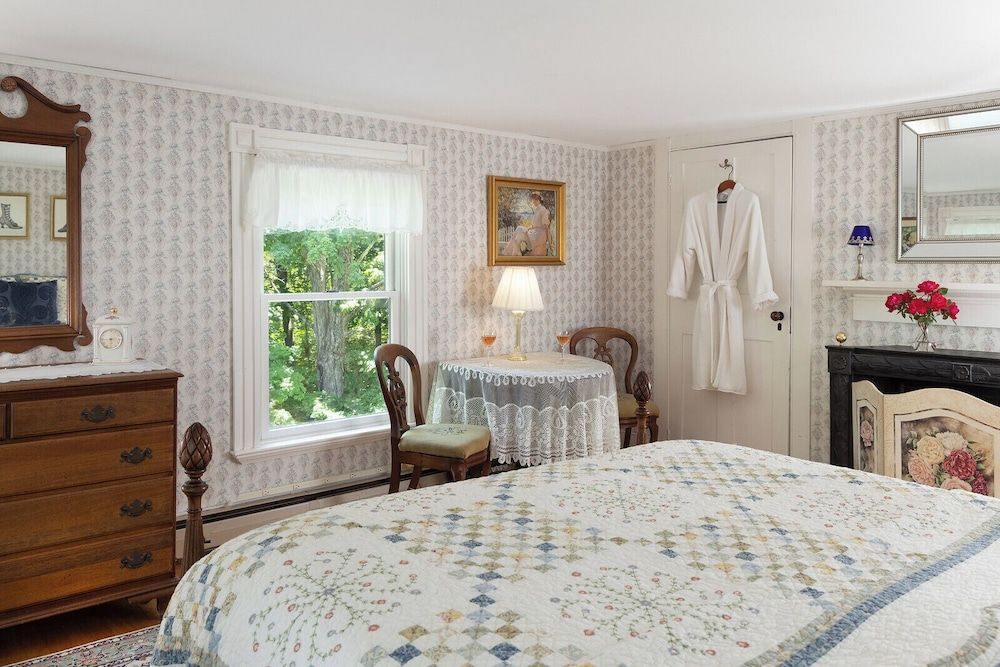 Deluxe Room, 1 Queen Bed, Private Bathroom (Rose Room)
