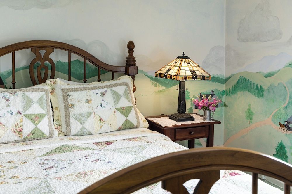 Premium Room, 1 Queen Bed, Private Bathroom, Courtyard View (Country Room)