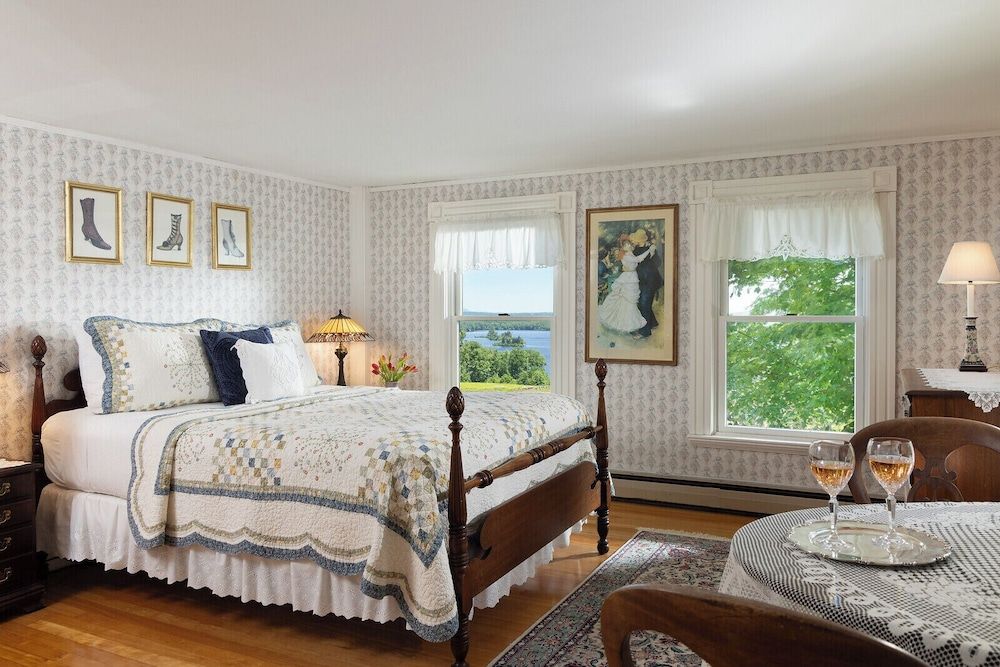 Deluxe Room, 1 Queen Bed, Private Bathroom (Rose Room)