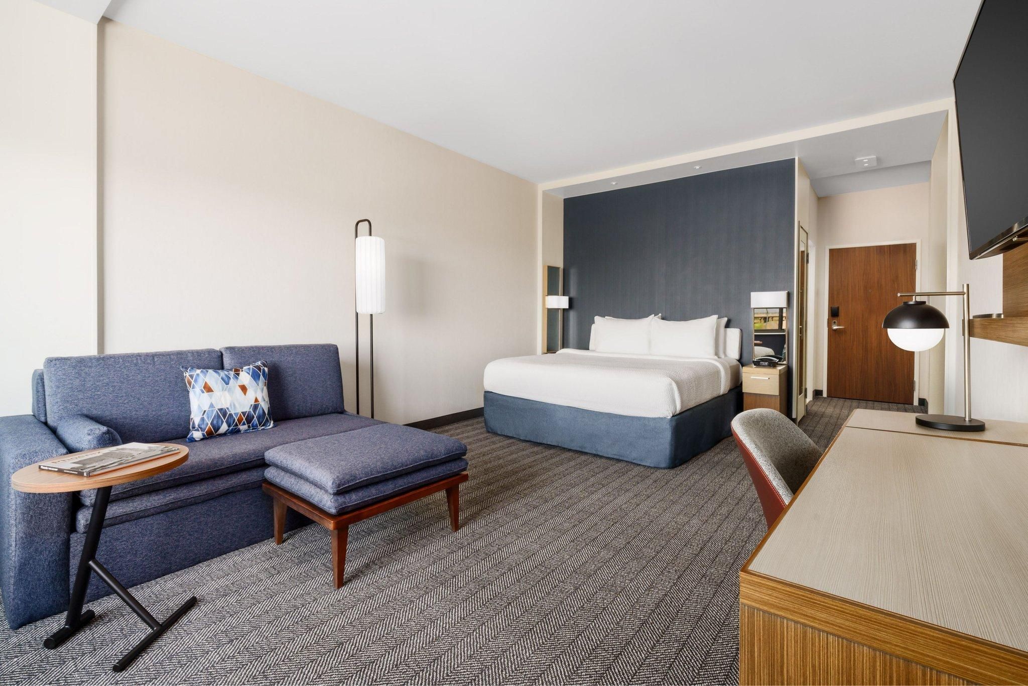 1 King Bed, Mobility Accessible with Bathtub