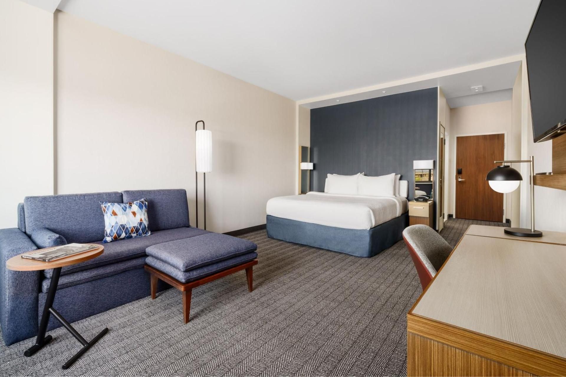 Courtyard by Marriott Phoenix Mesa Gateway Airport 1 King Bed, Partial Mountain View, Sofa bed, High Floor 2