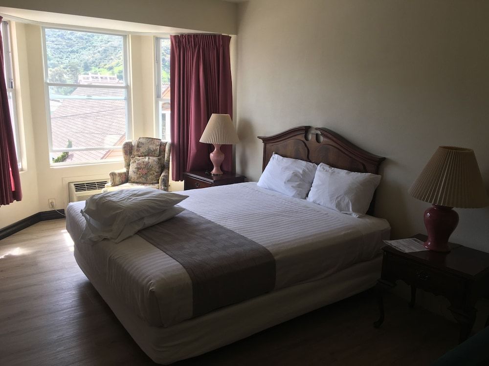 Standard Room, 1 King Bed, Partial Ocean View (4PO)