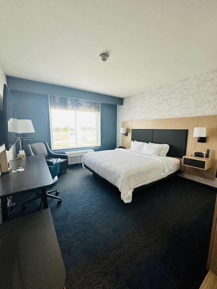 Fairfield Inn & Suites by Marriott Wichita Falls Northwest Room, 1 King Bed (Mobility/Hearing Access, Roll-In Shwr)