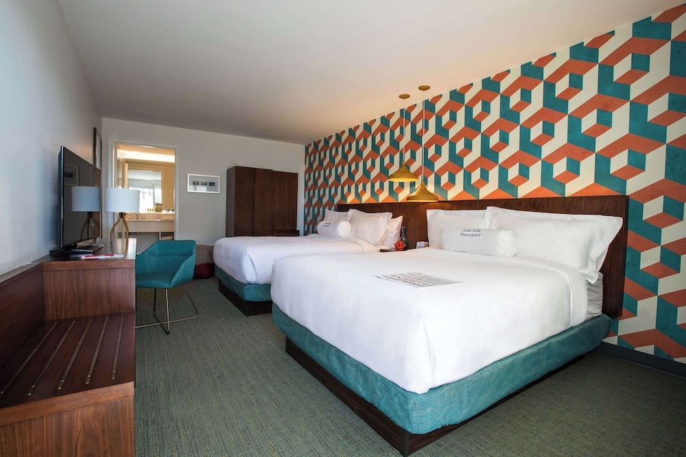 Room, 2 Queen Beds, Pool View