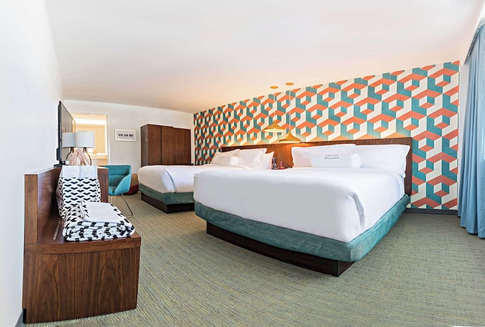 Room, 2 Queen Beds, Pool View