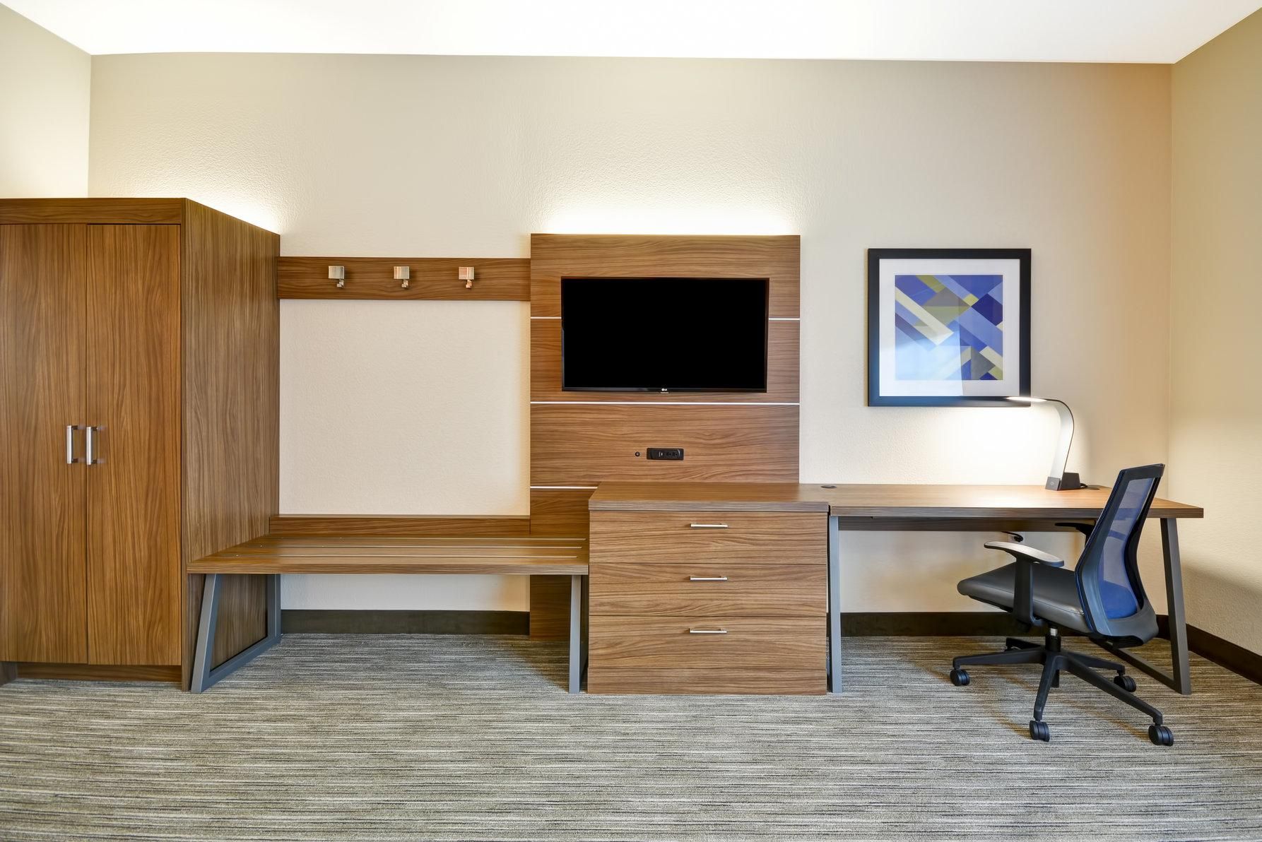 1 King Suite Communications Mobility Accessible Tub