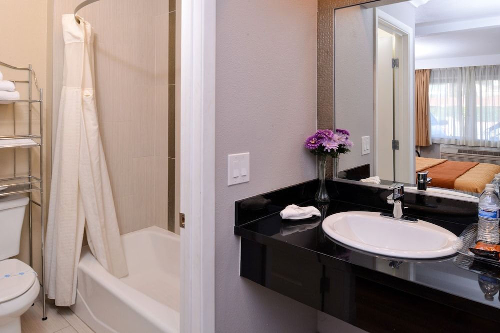 Highlander Motel Signature Room, 1 King Bed, Refrigerator & Microwave 11