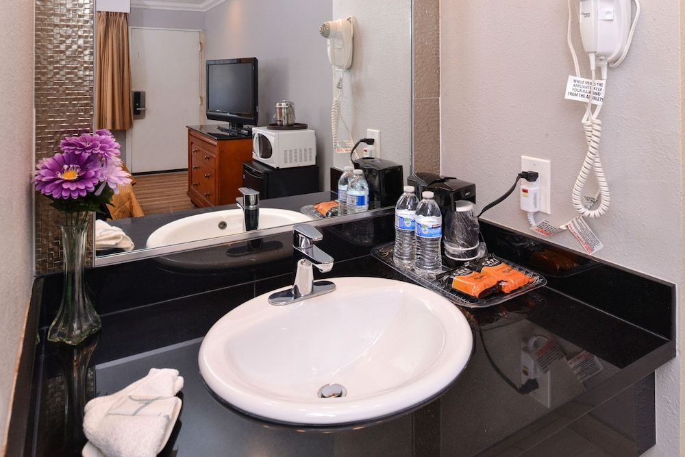 Highlander Motel Signature Room, 1 King Bed, Refrigerator & Microwave 10