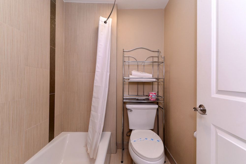 Highlander Motel Signature Room, 1 King Bed, Refrigerator & Microwave 6