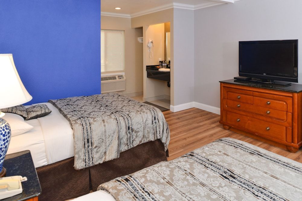 Highlander Motel Signature Room, 2 Double Beds, Refrigerator & Microwave 3