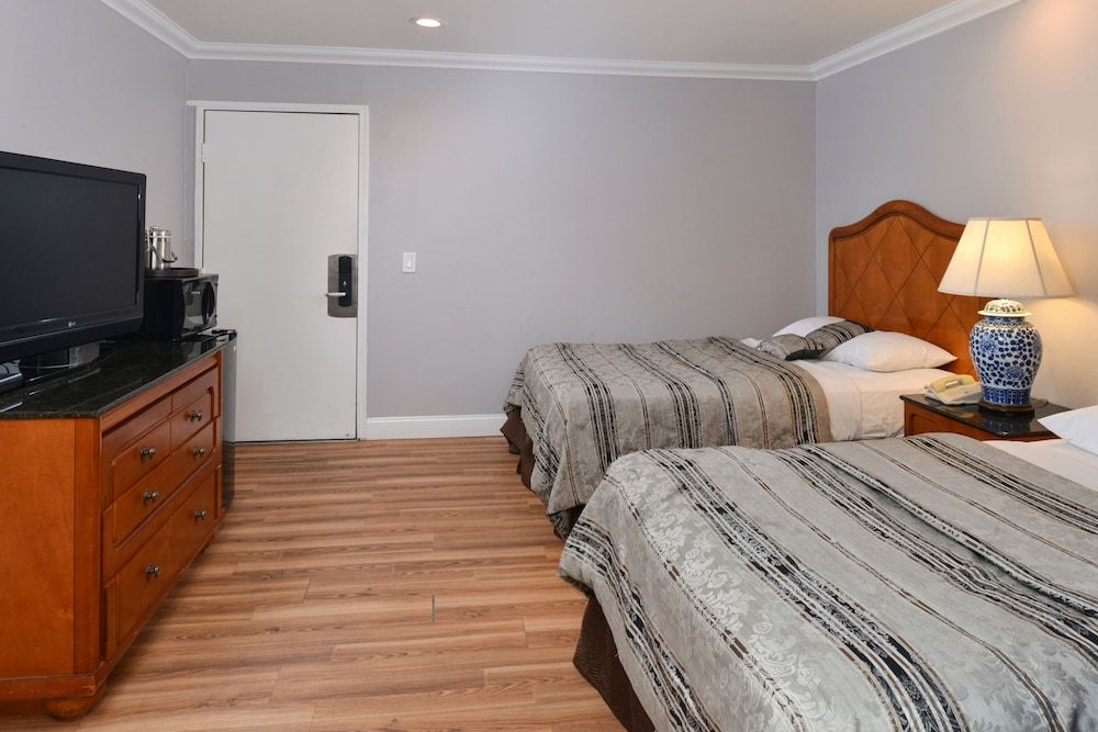 Highlander Motel Signature Room, 2 Double Beds, Refrigerator & Microwave 2