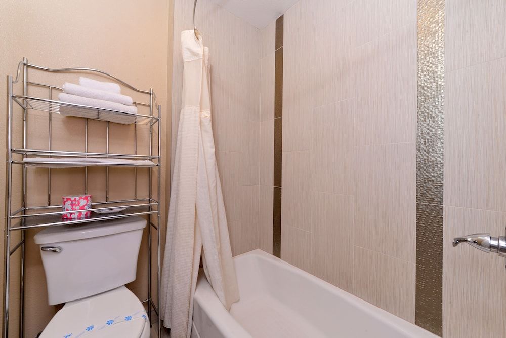 Highlander Motel Signature Room, 1 King Bed, Refrigerator & Microwave 7