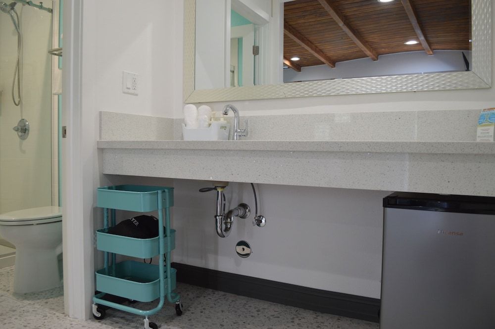 Calafia Inn Deluxe Room, Multiple Beds 8