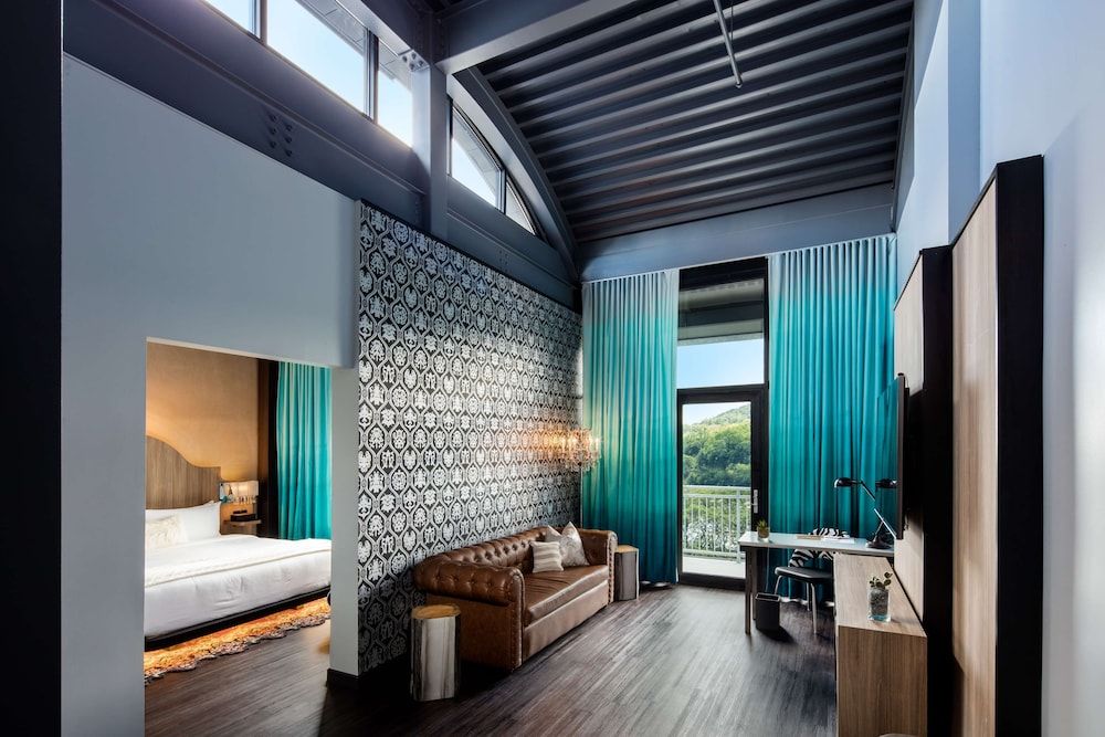 Suite, 1 King Bed, Accessible, Balcony (Shower)
