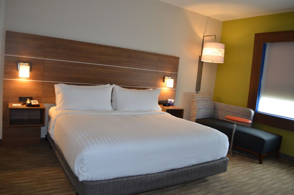 Suite, 1 King Bed, Accessible (Comm, Roll Shower)