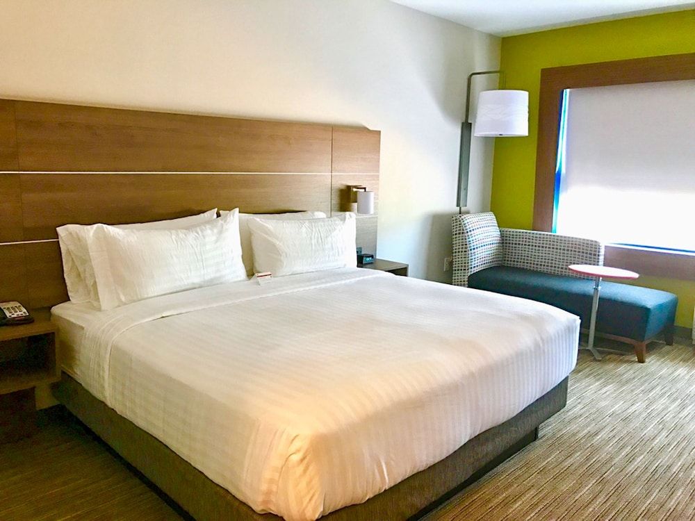 Standard Room, 1 King Bed, Accessible (Comm)