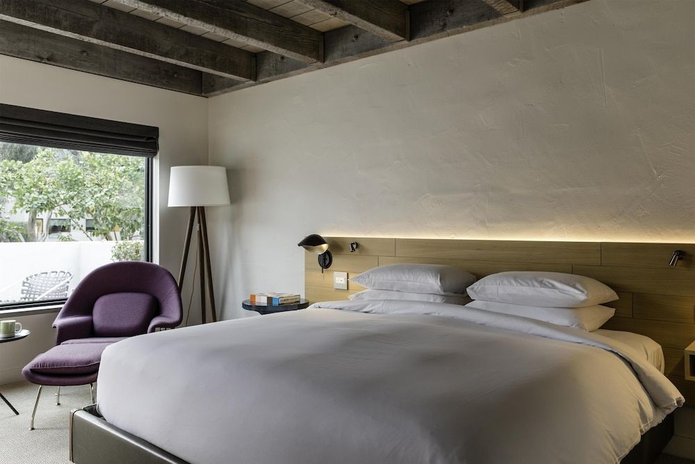 Room, 1 King Bed, Accessible (Eames, with Shower)