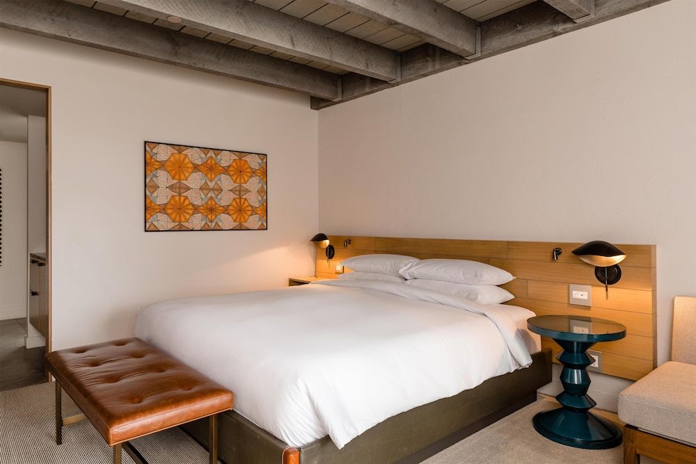 Room, 1 King Bed, Accessible (Saarinen with Shower)
