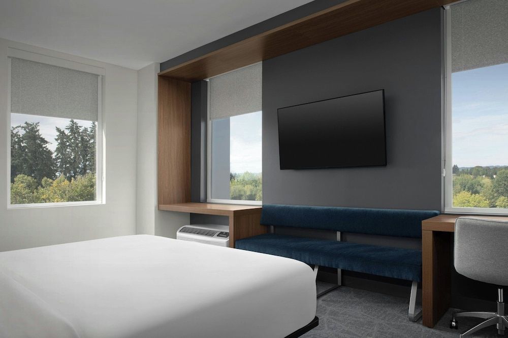 Suite, 1 King Bed with Sofa bed, Corner