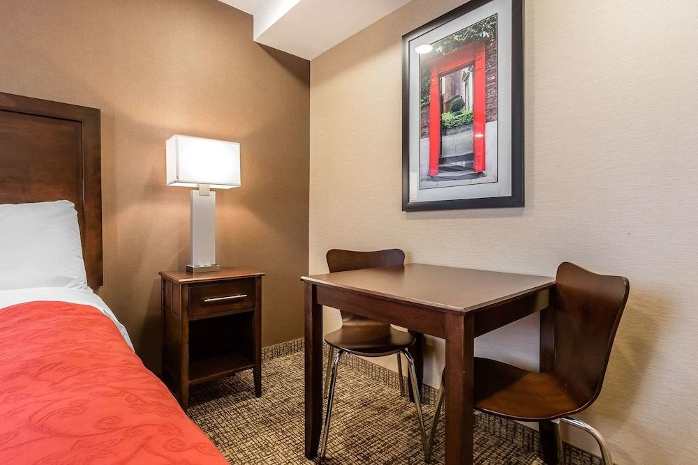 Rodeway Inn Chicago - Evanston Standard Room, 1 King Bed, Non Smoking 8