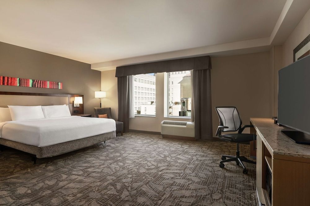 Room, 1 King Bed, Accessible, Bathtub (Mobility & Hearing)